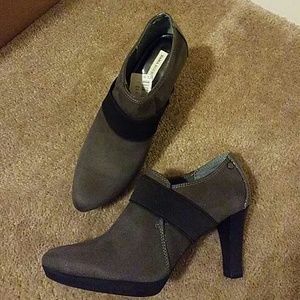 *Flash Sale*  Gray and black ankle boots 10 M